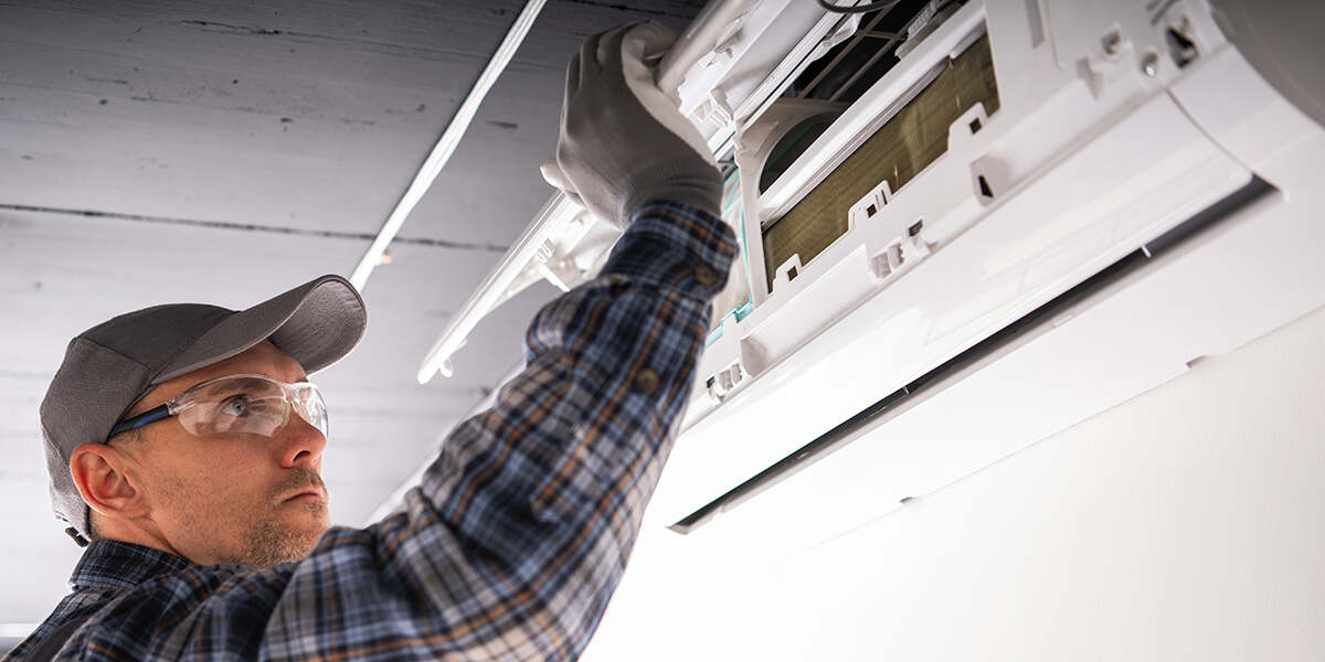 how to know if ac is leaking refrigerant